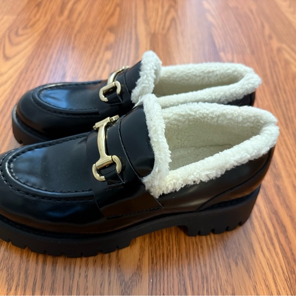 Steve Madden Lando Black Loafers with Gold Accent and White Sherpa Lining - Picture 3 of 4